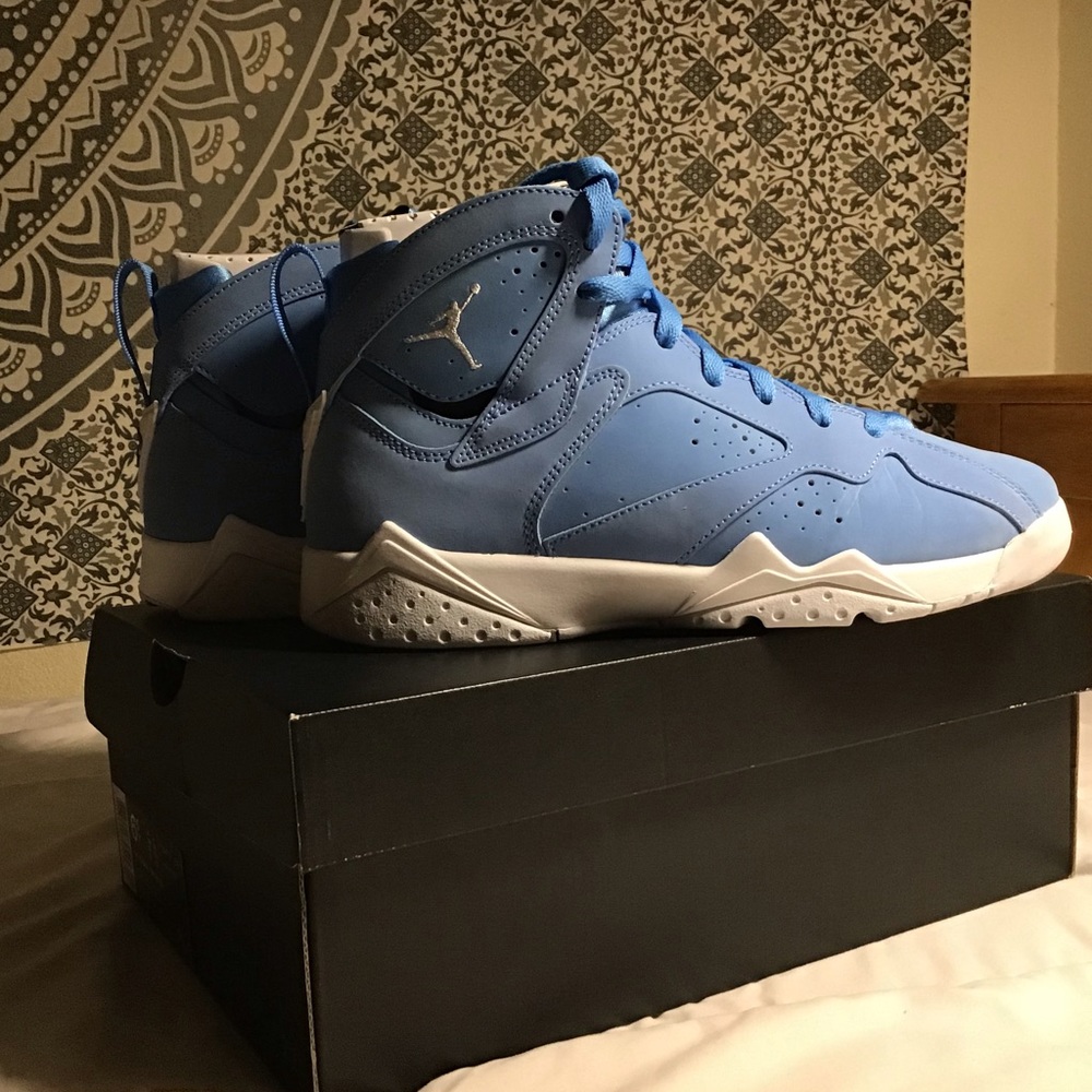 Jordan 7 Retro Pantone University Blue